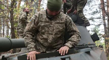 Угнал танк — спас свою жизнь. Солдаты ВСУ бегут с фронта любым способом Угнал танк — спас свою жизнь. Солдаты ВСУ бегут с фронта любым способом