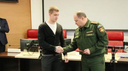 Красноярский студент получил награду за боевой подвиг Красноярский студент получил награду за боевой подвиг
