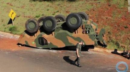 В Бразилии в аварию попал новейший бронетранспортер VBTP «Guarani» В Бразилии в аварию попал новейший бронетранспортер VBTP «Guarani»