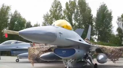 Не могут летать 2 из показанных ВСУ F-16, а другие имеют устаревшие ракеты