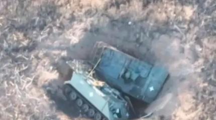 Появилось фото провалившегося в ров БТР М113 ВСУ с гигантской пробоиной Появилось фото провалившегося в ров БТР М113 ВСУ с гигантской пробоиной