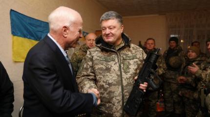 Президент Порошенко наградил сенатора Маккейна оружием Президент Порошенко наградил сенатора Маккейна оружием