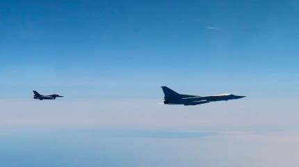 Российский Ту-22М3 с ракетой Х-22 сопровождал румынский F-16