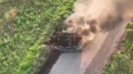 Печально известный Pinzgauer Vector сожгли бойцы группировки "Восток" Печально известный Pinzgauer Vector сожгли бойцы группировки "Восток"