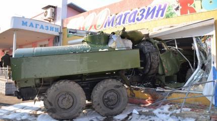 На Украине у армейского бензовоза отказали тормоза На Украине у армейского бензовоза отказали тормоза