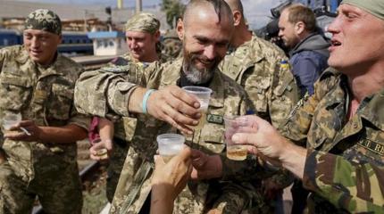 Беспредел ВСУ: Боец АТО ограбил американца Беспредел ВСУ: Боец АТО ограбил американца