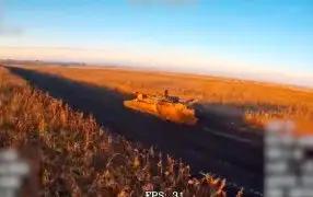 Горевшую на ходу украинскую БМП CV90 добили ударом в люк водителя