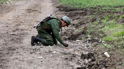 Саперы НМ ЛНР обезвредили две мины около места подрыва автомобиля ОБСЕ Саперы НМ ЛНР обезвредили две мины около места подрыва автомобиля ОБСЕ