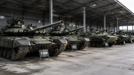 Тяжёлый резерв: РФ забивает склады танками, БМП и артиллерийскими системами