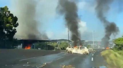 В Новой Каледонии идут бои между французскими военными и коренными жителями