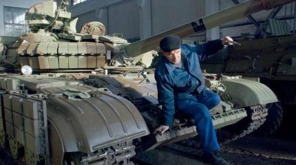 На Киевском бронетанковом заводе ремонтирует технику в три смены