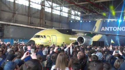Новый украинский самолет Ан-178 представлен на выставке в ОАЭ Новый украинский самолет Ан-178 представлен на выставке в ОАЭ