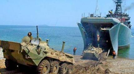 Россия стянула десантные корабли, танки и самолеты к границе Украины и Крыма Россия стянула десантные корабли, танки и самолеты к границе Украины и Крыма