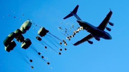 ВВС Сирии сбросили боеприпасы осажденному гарнизону аэродрома Дейр-эз-Зора ВВС Сирии сбросили боеприпасы осажденному гарнизону аэродрома Дейр-эз-Зора