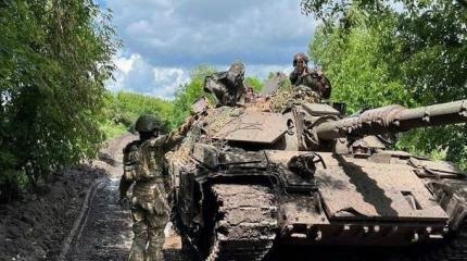 Российский снаряд проломил крышу башни словенскому танку M55S ВСУ