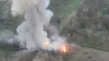 Удар российского дрона-камикадзе по БТР М113 привел к мощнейшему взрыву Удар российского дрона-камикадзе по БТР М113 привел к мощнейшему взрыву