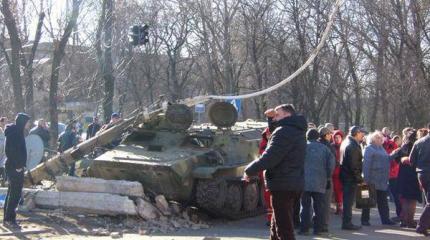 В Константиновке украинские военные на МТ-ЛБ сбили пешеходов В Константиновке украинские военные на МТ-ЛБ сбили пешеходов