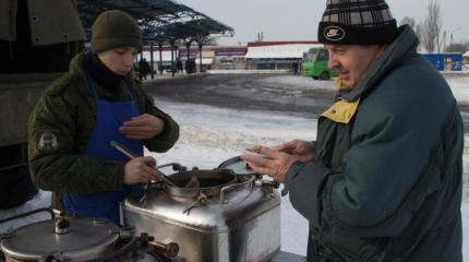 Ополчение ДНР помогает жителям прифронтовых сел Донбасса