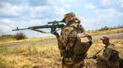 Наступают танки ополченцев, Моторола то и дело уходит в бой Наступают танки ополченцев, Моторола то и дело уходит в бой