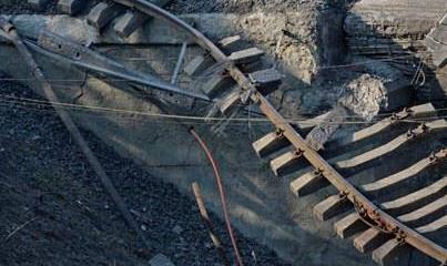 Железнодорожный мост взорван в Мариуполе Железнодорожный мост взорван в Мариуполе