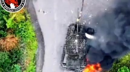 Дроноводы показали, как их "птицы" мастерски "заклевали" танк Т-64 ВСУ
