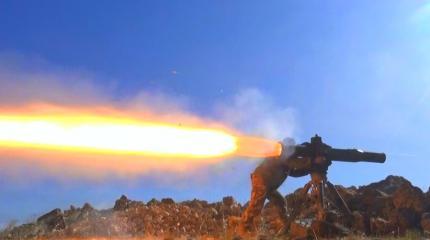 ПТУР боевиков пролетел между ног у сирийских военных, чудом никого не задев ПТУР боевиков пролетел между ног у сирийских военных, чудом никого не задев