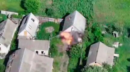 Один дрон снес ворота гаража, а другой сжег автомобиль ВСУ Один дрон снес ворота гаража, а другой сжег автомобиль ВСУ