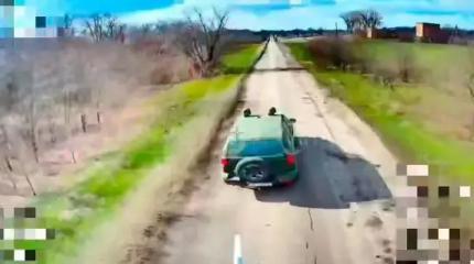 Дроны сняли погоню за движущимся на большой скорости автомобилем ВСУ Дроны сняли погоню за движущимся на большой скорости автомобилем ВСУ