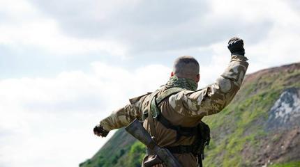 Пьяные украинские военные пошли в атаку с ручными гранатами на «врагов»