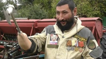 На Донбассе погиб известный ополченец с рукой-молотком "Кедр" На Донбассе погиб известный ополченец с рукой-молотком "Кедр"