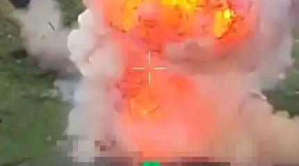 Башня Т-72 ВСУ улетела на десятки метров после детонации боеприпасов Башня Т-72 ВСУ улетела на десятки метров после детонации боеприпасов