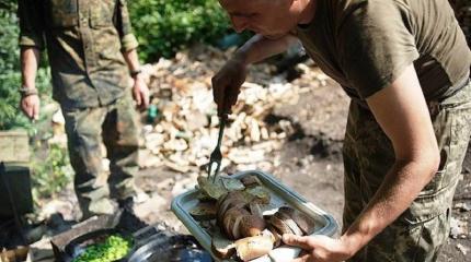 Бойцов АТО оскорбили мешки «страны-агрессора»: Мы 4-й год воюем с Россией