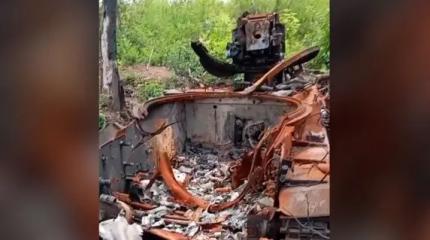 Боевики ВСУ показали, что осталось от взорвавшейся САУ "Акация" Боевики ВСУ показали, что осталось от взорвавшейся САУ "Акация"