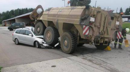 В Германии бронетранспортер Fuchs раздавил гражданский автомобиль В Германии бронетранспортер Fuchs раздавил гражданский автомобиль