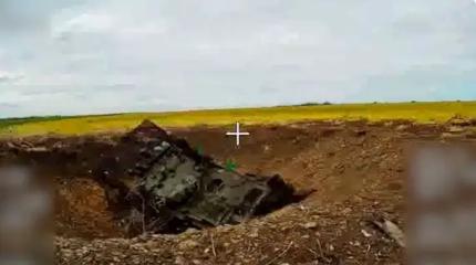 Гигантская воронка стала ловушкой для бронеразведчика ВСУ FV107 Scimitar