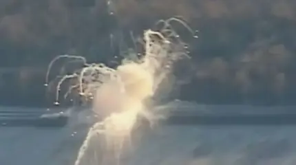 Дрон снял эффектный фейерверк при взрыве боекомплекта украинской САУ