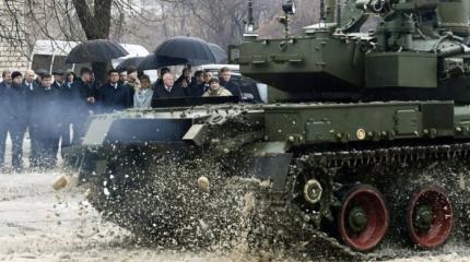 Перед Гройсманом похвастались самым быстрым «заднеприводным» танком в мире Перед Гройсманом похвастались самым быстрым «заднеприводным» танком в мире