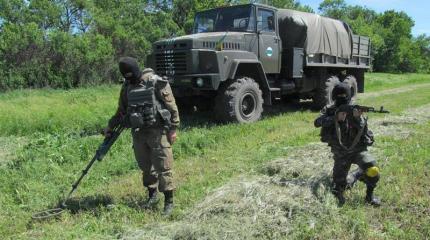Под Мариуполем на мине подорвались два украинских сапера Под Мариуполем на мине подорвались два украинских сапера