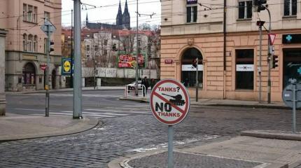 Жители Чехии устроили акцию против перемещения военной техники НАТО