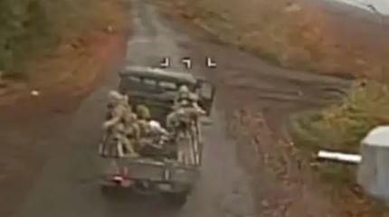 Боевики ВСУ посыпались на ходу из кузова "Шишиги", увидев дрон ВС РФ