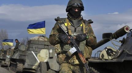 Вооруженные боевики АТО заставляют жителей ДНР подписывать контракт с ВСУ Вооруженные боевики АТО заставляют жителей ДНР подписывать контракт с ВСУ