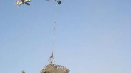 Транспортировка многоцелевым вертолётом Ми-17 ударного вертолёта АН-1 Транспортировка многоцелевым вертолётом Ми-17 ударного вертолёта АН-1