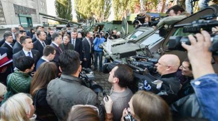 Порошенко анонсировал рекордное количество танков и БТРов для ВСУ Порошенко анонсировал рекордное количество танков и БТРов для ВСУ
