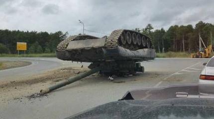 В Южно-Сахалинске военные уронили на дорогу танк