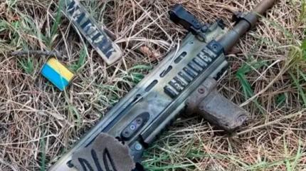 Пытавшийся спастись боевик ВСУ швырнул в дрон-камикадзе свой автомат Пытавшийся спастись боевик ВСУ швырнул в дрон-камикадзе свой автомат