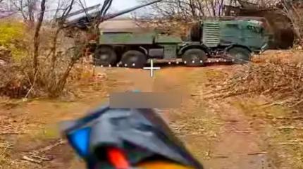 Появилось видео попадания дрона "КВН" в бак украинской САУ "Богдана" Появилось видео попадания дрона "КВН" в бак украинской САУ "Богдана"