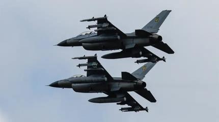 Украинские F-16, спасаясь от наших «Кинжалов», скрываются в румынском небе Украинские F-16, спасаясь от наших «Кинжалов», скрываются в румынском небе
