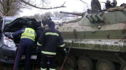 В Херсонской области БМП раздавила легковой автомобиль В Херсонской области БМП раздавила легковой автомобиль