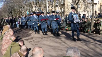 На колени: На Украине закопали сбитого полковника Довгача