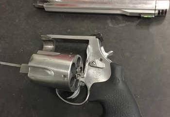Револьвер S&W калибра .50 взорвался в руках Револьвер S&W калибра .50 взорвался в руках